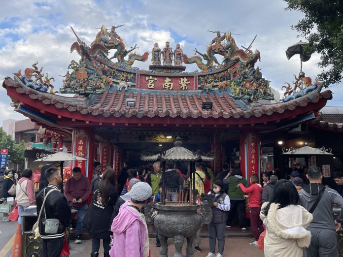 迎接馬年好運到　竹山紫南宮元旦發送招財錢母　逾10萬信眾排隊祈福