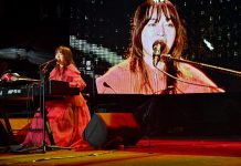 2025轉6 新北八里跨年晚會在寒冷飄雨中登場 民眾雨衣 雨傘依舊湧入八里河畔 2025轉6-新北八里跨年晚會在寒冷飄雨中登場-民眾雨衣-雨傘依舊湧入八里河畔