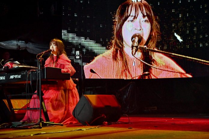 2025轉6-新北八里跨年晚會在寒冷飄雨中登場-民眾雨衣-雨傘依舊湧入八里河畔