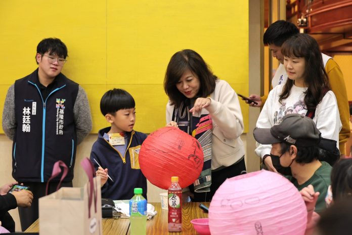 極樂寺元旦辦三好燈籠彩繪賽　邱佩琳賀新年祈願基隆和諧喜樂