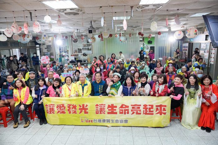 台灣優質生命協會到牡丹心據點娛樂長輩 陳亞蘭、王彩樺教唱歌仔戲 白雲幫送餐 台灣優質生命協會到牡丹心據點娛樂長輩 陳亞蘭、王彩樺教唱歌仔戲 白雲幫送餐