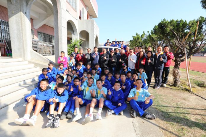 捷安特捐贈公務貨車助力中市日南國中自由車隊　完善後勤征戰全台