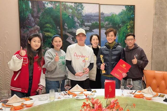 陳曉東補領影帝獎座-與謝天華同獲男配角獎即興扭臀同樂