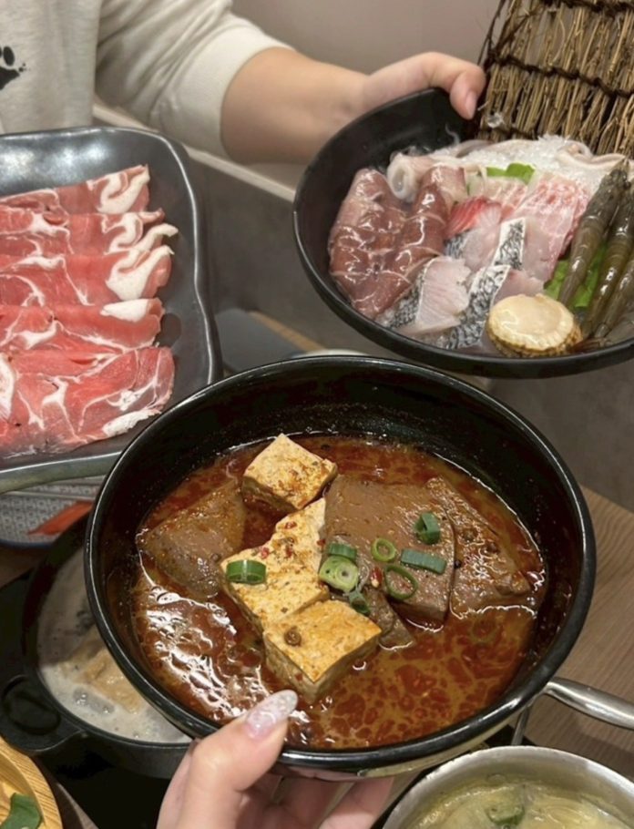 新年第一鍋就吃這　新光三越高雄左營店1/10彩虹市集4f-　這一小鍋全新改裝登場-火鍋控注意　開幕首三日打卡即享鍋物　買一送一最強優惠