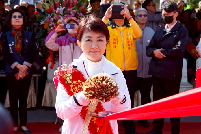 清水區玉京天公祖總廟龍鳳呈瑞龍柱完成大典　盧市長：感謝基金會深耕公益、回饋地方