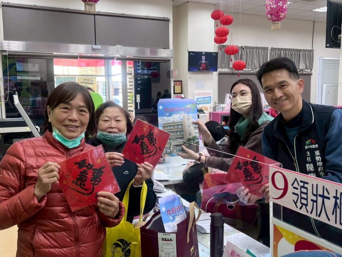 東勢地政假日換狀不打烊!-　贈春聯更添年味