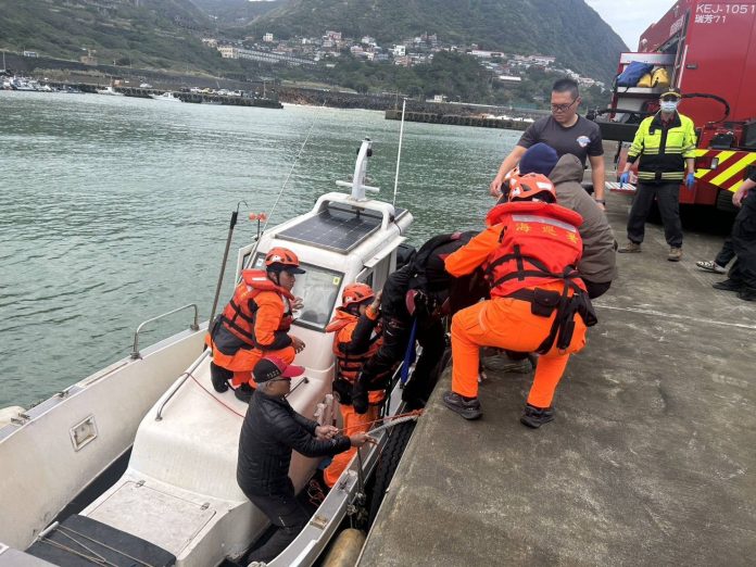 水湳洞驚魂！2釣客遭海浪捲落　海巡、漁民急馳成功救援