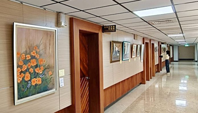 2026瑰麗膠彩藝術美學聯展登場　市議會藝術走廊展現瑰麗的光彩