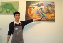 星兒小畫家郁昕熱愛畫恐龍 父母為他開設「恐龍畫食」文創館 圖/新北市政府