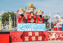 翁章梁視察台灣燈會宗教燈區「好神抵嘉, 走訪各宮廟燈座祈福 圖/嘉義縣政府