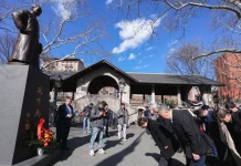 跨海致敬革命先賢! 盧市長訪問紐約中華公所 向國父銅像鞠躬獻花