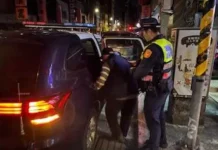 失智翁街邊迷途癱坐 熱心民眾與大同警聯手助返家