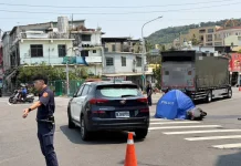 大貨車右轉擦撞機車 女騎士遭輾壓喪命