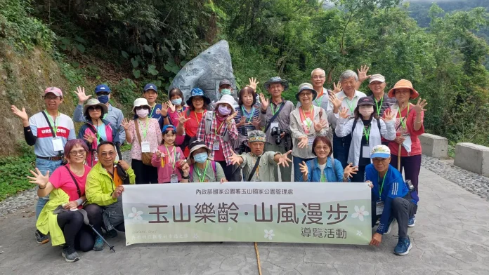 1參加活動樂齡朋友開心與玉山解說志工拍照紀念2025玉山樂齡桐花導覽活動-玉管處提供