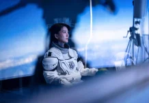 佳人奔月!蔡淳佳變身太空人 半年打造《兩個人間》 飛向月球寫愛情