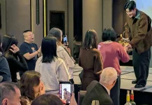 周興哲紅包雪片狂撒 猜拳拼獎金全場暴動 星空飛騰春酒嗨翻台北