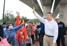 安樂區健走開放新山水庫 吸引千位市民冒雨參與