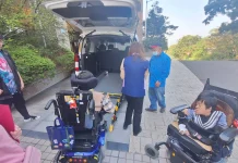 張姓姊妹以父母之名慨捐百萬復康福祉車 嘉惠八里愛心教養院院生