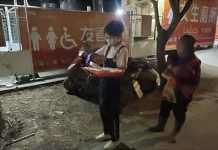 燈會攤販深夜送暖 為燈會清潔員遞上美味消夜