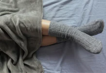 春天後母臉溫差劇烈如何睡個好覺? 告別踢被著涼與手腳冰冷 歐盟認證可機洗法蘭絨毯成換季寢具首選