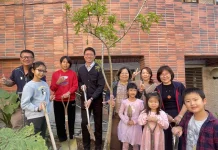 蘭潭國小植樹節種下臺灣原生樹 畢業生為母校留下綠色記憶