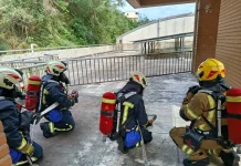 校園太陽能板火災實兵演練 基隆消防強化RIT快速救援與Mayday自救機制