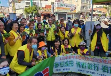 植樹節大家一起種樹減碳!埔里鎮公所前民眾大排長龍領樹苗、盆栽