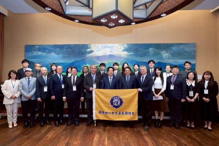 01-賴清德總統接見全國大專院校傑出服務性社團暨社團領袖傑青獎得獎代表中原大學緊急醫療救護社榮獲接見表揚