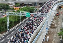 見證世紀地標 淡江大橋健行創紀錄 十萬人潮擠爆淡水