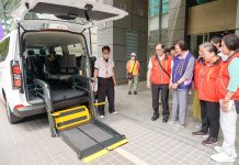 板橋義橋宮集結信眾善心 捐贈雙輪椅座位復康巴士