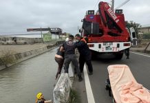 和美警消馳援助跌落大排女子脫困