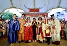 大廟前唱到淚崩!賴銘偉獻唱〈伊是阮老爸〉抱父痛哭 全場齊喊生日快樂超催淚