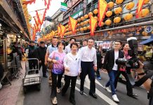 盧秀燕返鄉基隆奠濟宮贈匾 謝國樑陪逛廟口嚐小吃