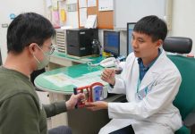 跨越語言的聽診器:許明恩醫師自學移工母語 讓職業傷病不再「有口難言」