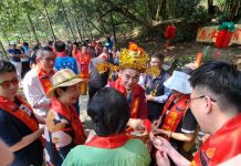 客家大院桐花季熱鬧開鑼!鍾東錦化身伯公仔發麻糬「黏錢」 邀民眾賞桐趣