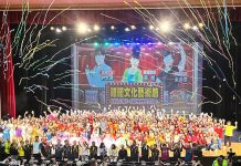 許志豪與蔡閨同框現身 基隆城隍爺大歌廳掀熱潮