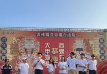 梁佑南 方琦母女凌晨三點熱血迎大甲媽 獲殊榮扛神轎 鑽轎底