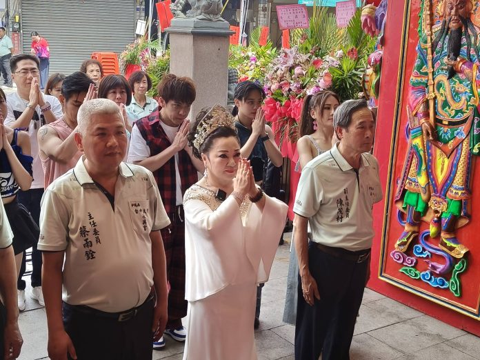 1白冰冰中在放興宮主委蔡雨詮與副主委陳茂村陪同下帶著子弟兵拜拜祈福_0-scaled-1
