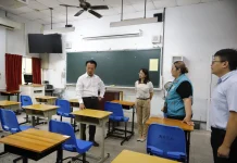翁章梁視察國中會考 民雄農工考場