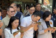 一吃就愛上!蔣萬安、張麗善合體推廣「產銷履歷花生粽」