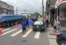 高雄死亡車禍 80歲婦騎機車遭大貨車輾斃